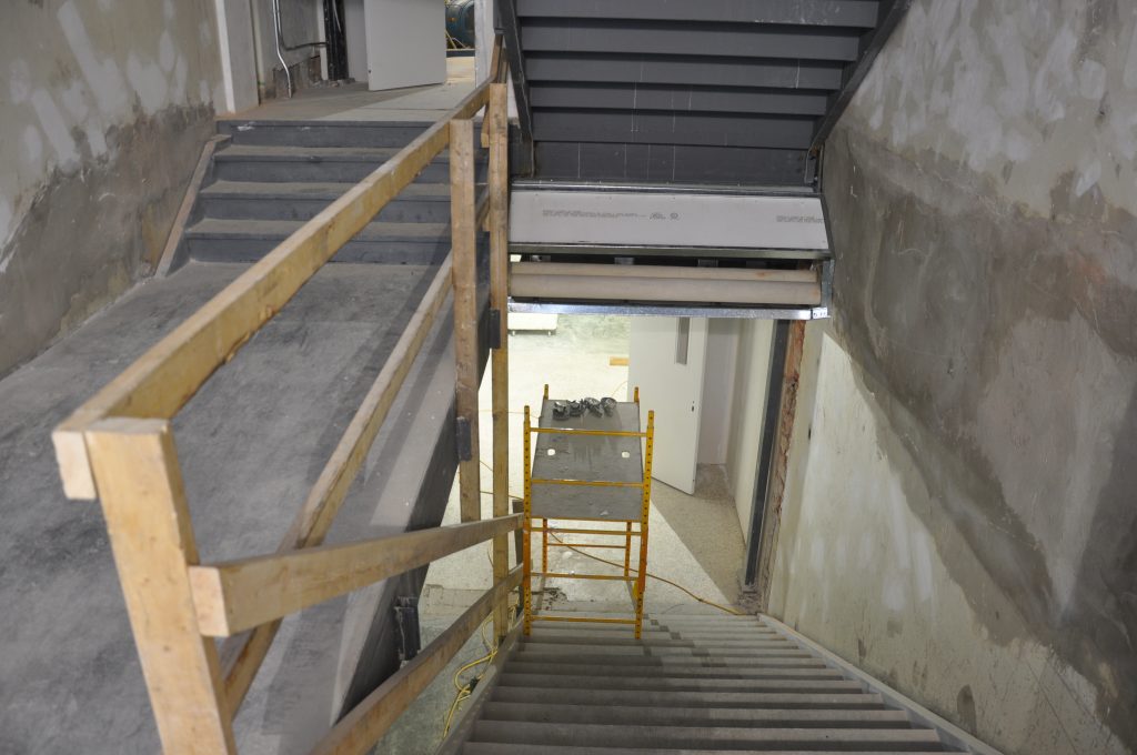 Once this structure was in place, concrete was poured towards the end of October to make the floors of the stairs accessible.
